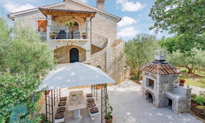 Heraki Apartment | Experience a pleasant stay in this rustic apartment, located in a residential house in the village o