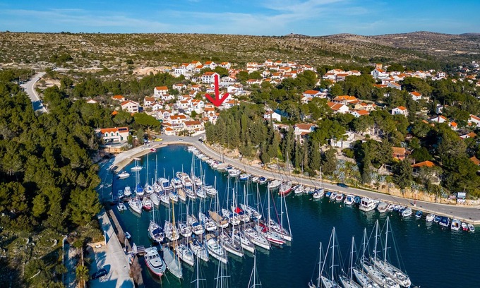 Cove Makarac (Milna) House | Family villa with spacious yard, Mediterranean garden and pool