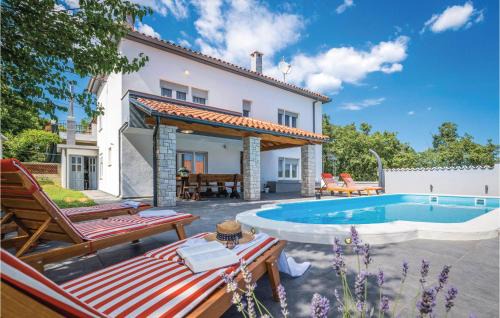 Kujici House | Four-Bedroom Holiday Home In Manjadvorci