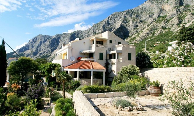 Drasnice Apartment | Garden oasis apartment with stunning sea views, tennis court