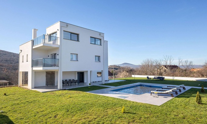 Trilj House | Gorgeous home in Trilj with sauna