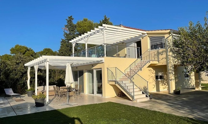 Bilice House | Great holiday home with 2 units and priv. Pool- 250m to the water