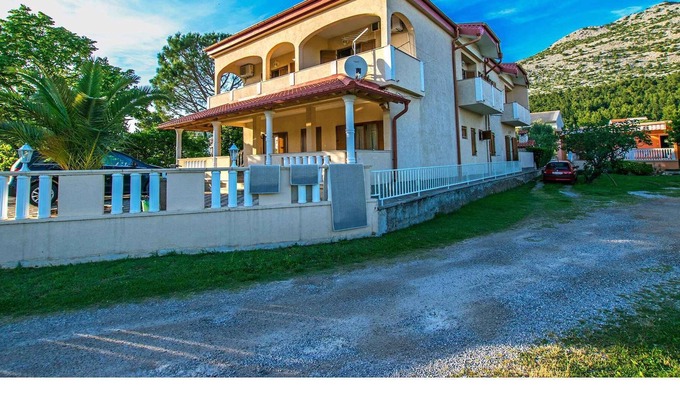Starigrad Apartment | Holiday apartment In a good location in the center