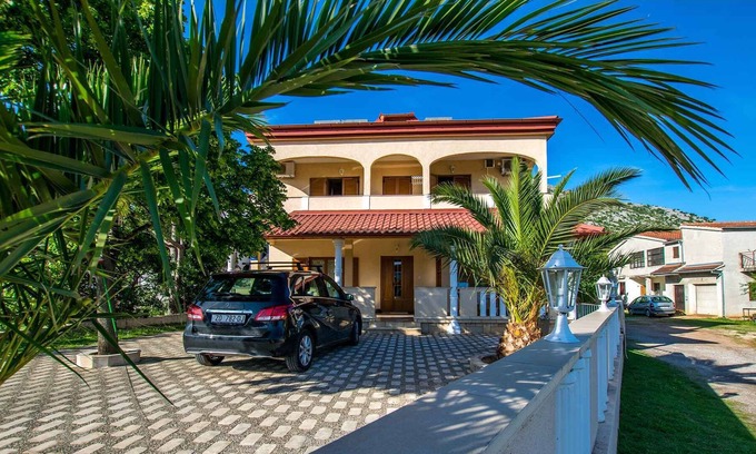 Starigrad Apartment | Holiday apartment conveniently located in the center