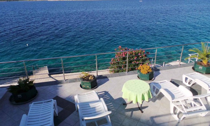 Grebastica Apartment | Holiday apartment facing the sea with terrace