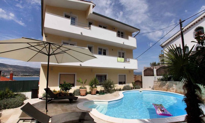 Mastrinka Apartment | Holiday apartment with use of pool
