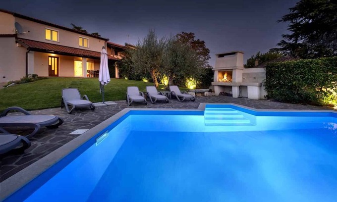 Kosinozici Apartment | Holiday apartment with pool