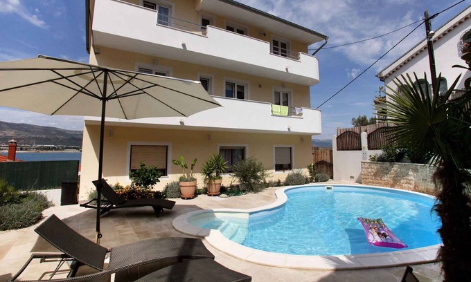 Mastrinka Apartment | Holiday apartment with use of pool