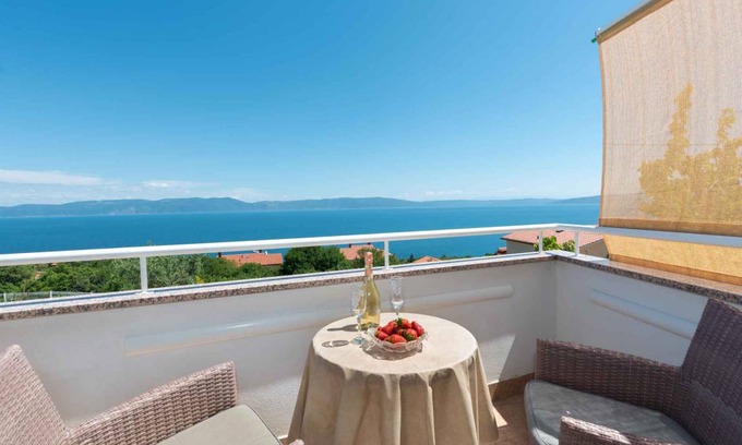 Ravni Apartment | Holiday apartment with terrace, balcony and sea view