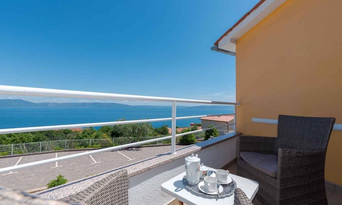 Ravni Apartment | Holiday apartment with 3 terraces and sea view