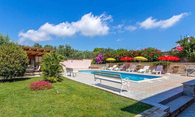 Banjole Apartment | Holiday apartment with shared pool and balcony