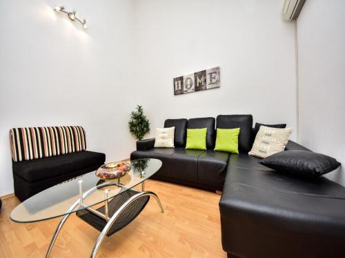 Krusevo House | Holiday Home in Krusevo with Garden & BBQ