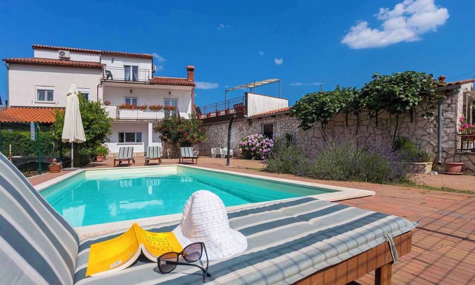 Kujici House | Holiday home with outdoor pool