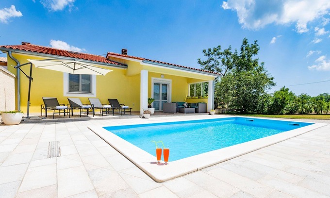 Hreljici House | Holiday house Hreljici for 1 - 6 persons with 2 bedrooms - Row house