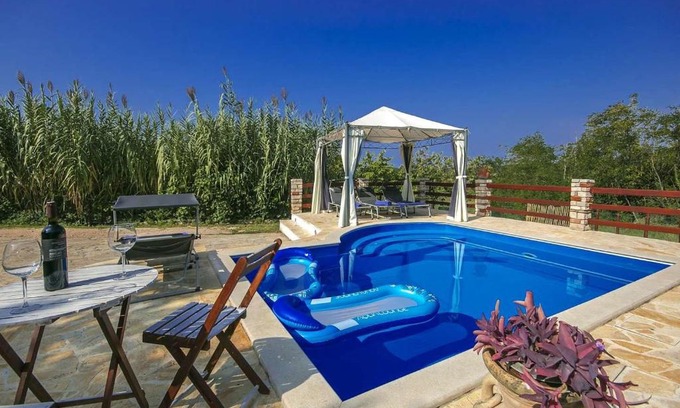Materada House | House Ester