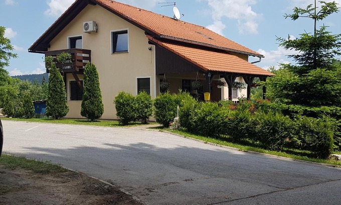 Rakovica Apartment | House Petra