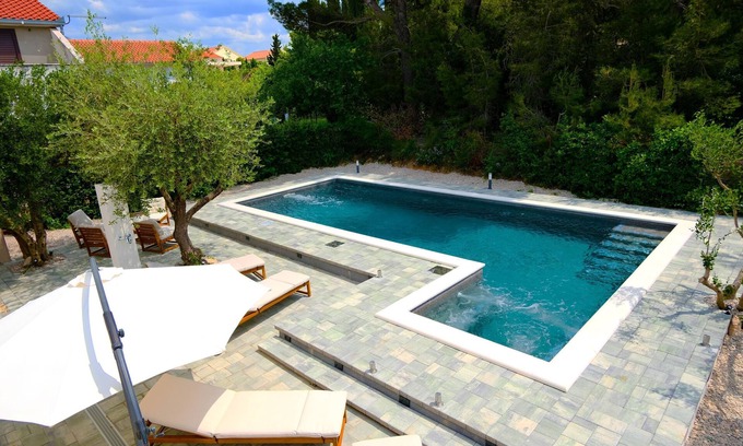 Split House | Huge holiday home with pool and hot tub