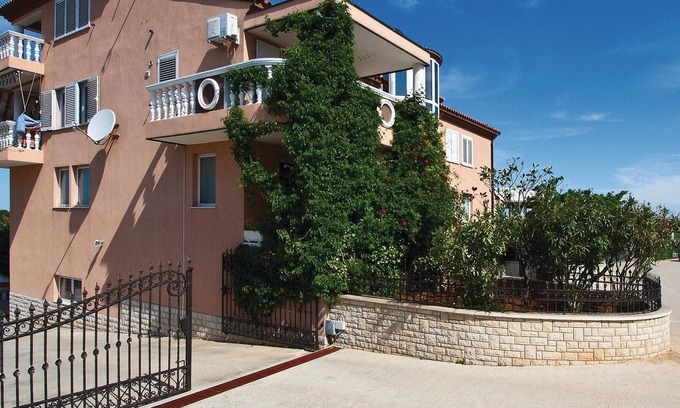 Galizana Apartment | In a quiet part of Galizana, between family houses, are these newly furnished apartments.
