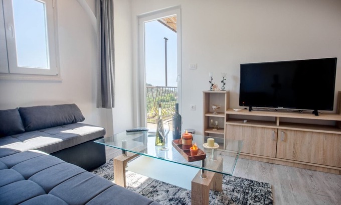 Zvekovica Apartment | Joseph - Superior sea, bay & mountain view apartment - free parking included