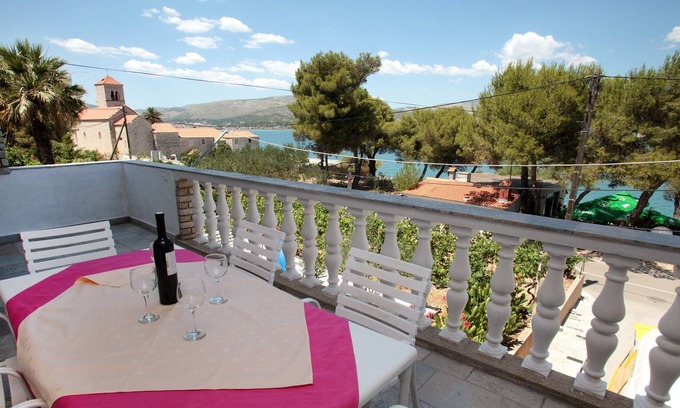 Arbanija Apartment | Large apartment w. big terrace, next to the beach