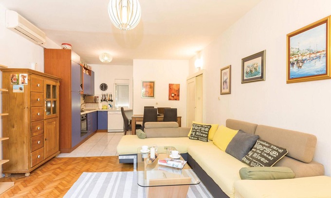 Makarska Apartment | Lovely apartment in Makarska with WiFi