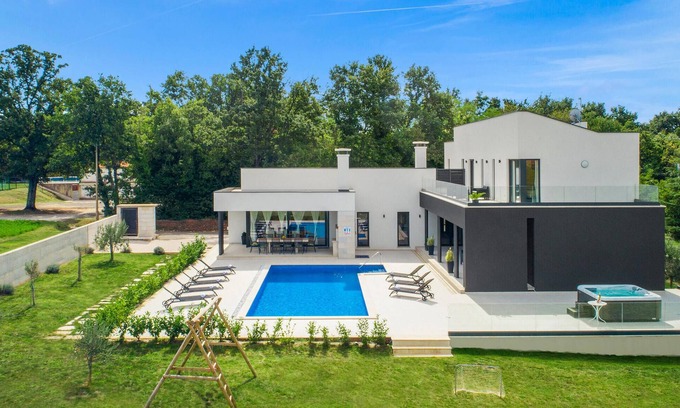 Kujici House | Lovely home in Kujici with sauna