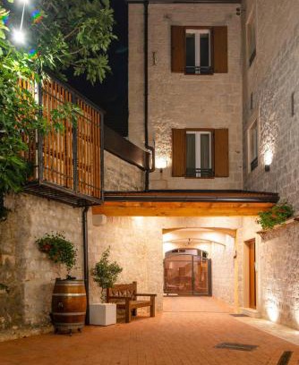 Sinj Apartment | Luxury apartments White house