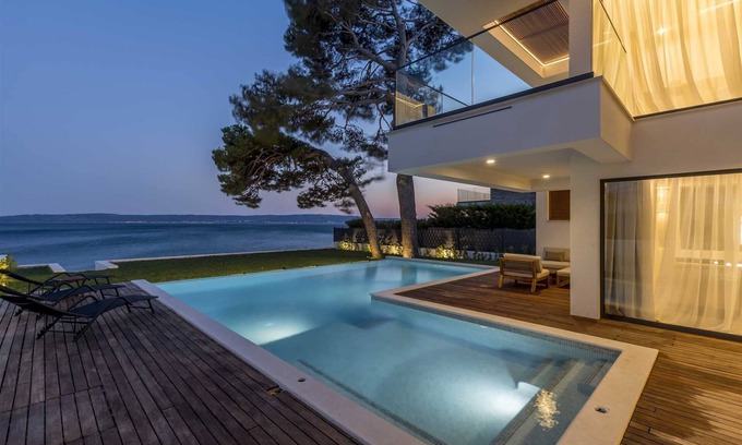 Kastela Villa | Luxury beachfront villa with infinity pool for 8