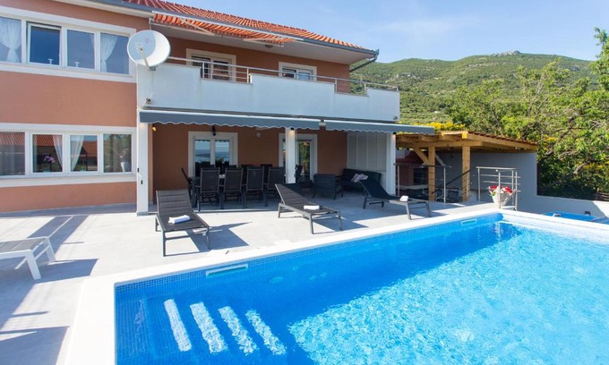 Kastel Stari Apartment | Modern apartment with heated pool&sea view