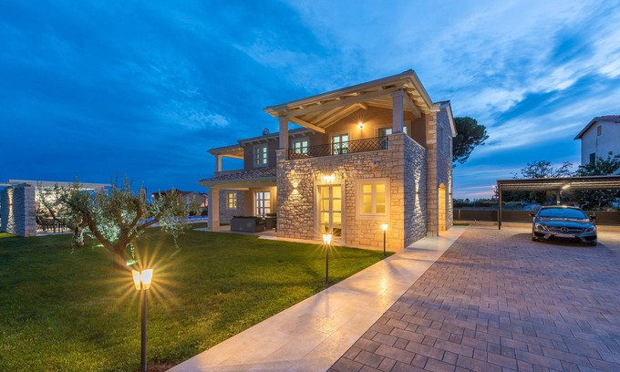 Kastelir Villa | New stone villa with a pool
