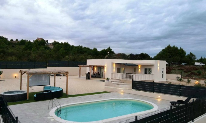 Bilice Villa | nFamilly house with heated pool WHITOUT CHEMICAL,jacuzzi&cinema projector