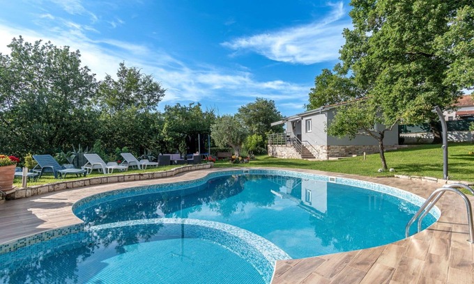 Jezenj Apartment | Nice apartment for 4 guests with pool, hot tub, WIFI, TV, terrace and pets allowed