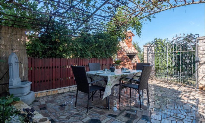 Stinjan Apartment | Nice apartment in Pula w/ 2 Bedrooms