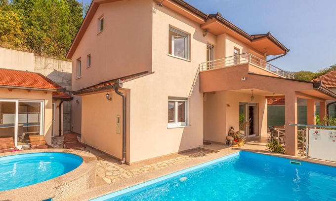 Dusina House | Nice home in Dusina with WiFi