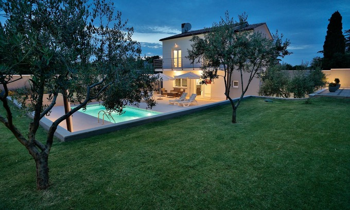 Valbandon House | Nice villa with heated swimming pool, 100m from the sea, WiFi, grill
