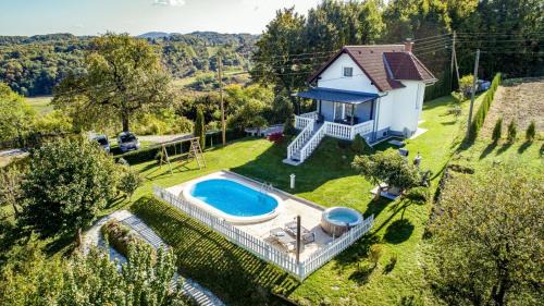 Ivanec House | Odisea Hill House - Modern Holiday Home with swimming pool, sauna, jacuzzi, WiFi and 2 bedrooms, near Varazdin