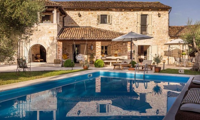 Jehnici Villa | Om Shanti