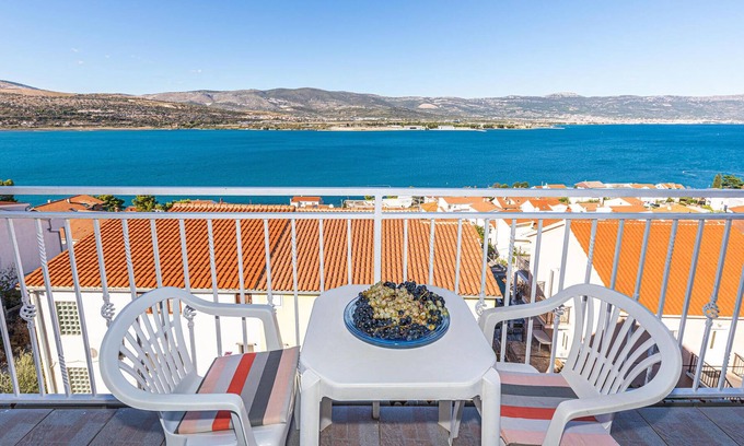 Municipality of Trogir Apartment | On a hill are these three tastefully furnished apartments with beautiful sea view (CDM360, CDM395 an