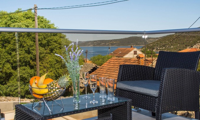 Veliki Drvenik Apartment | One bedroom apartment with terrace and sea view Drvenik Veliki, Drvenik (A-16377-c)