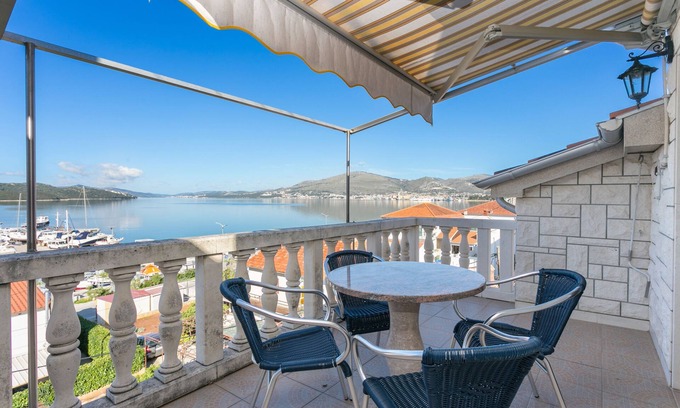 Okrug Gornji Apartment | One bedroom apartment with terrace and sea view Okrug Gornji, Čiovo (A-11374-b)