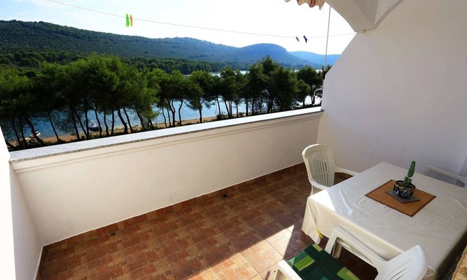 Municipality of Kali Apartment | One bedroom apartment near beach Cove Mala Lamjana, Ugljan (A-8461-e)
