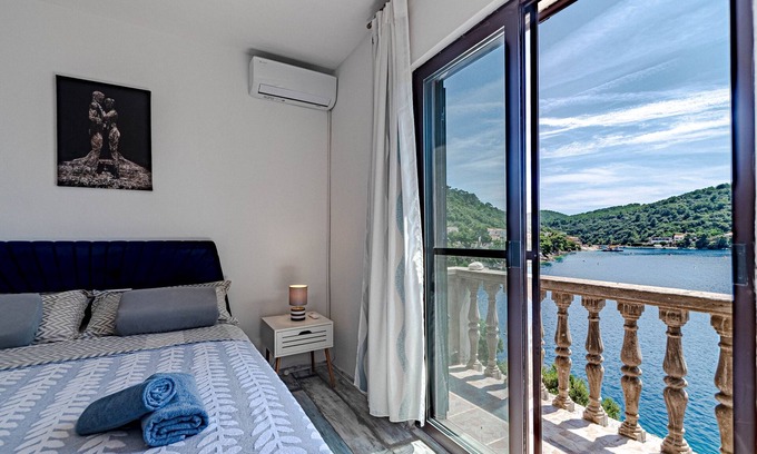 Ubli Apartment | One bedroom apartment near beach Ubli, Lastovo (A-16599-a)