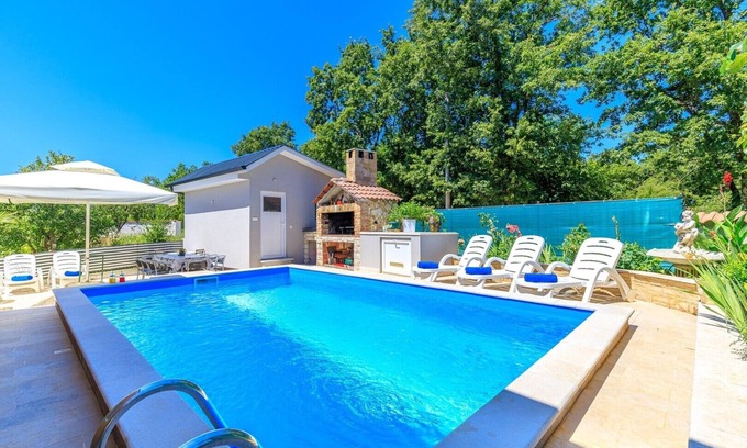 Nova Vas Apartment | One-Bedroom Apartment Vanessa II with common Pool