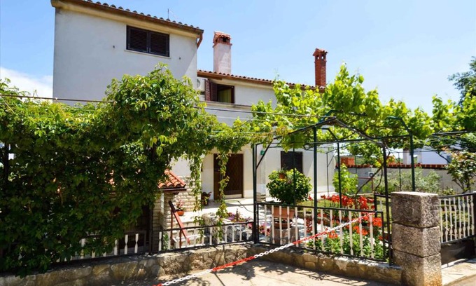 Stinjan Apartment | One-Bedroom Apartment in Stinjan I