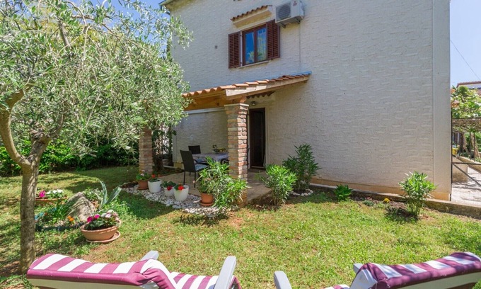 Funtana Apartment | One bedroom apartment Josef with beautiful private garden in Funtana