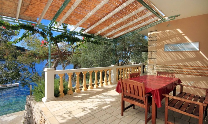 Blato Apartment | One bedroom apartment near beach Karbuni, Korčula (A-9308-c)