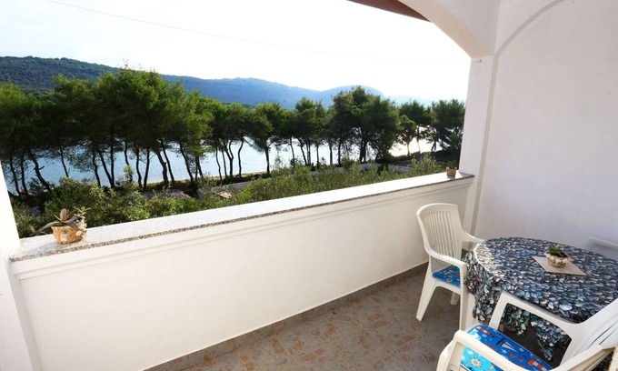 Municipality of Kali Apartment | One bedroom apartment near beach Cove Mala Lamjana, Ugljan (A-8461-b)