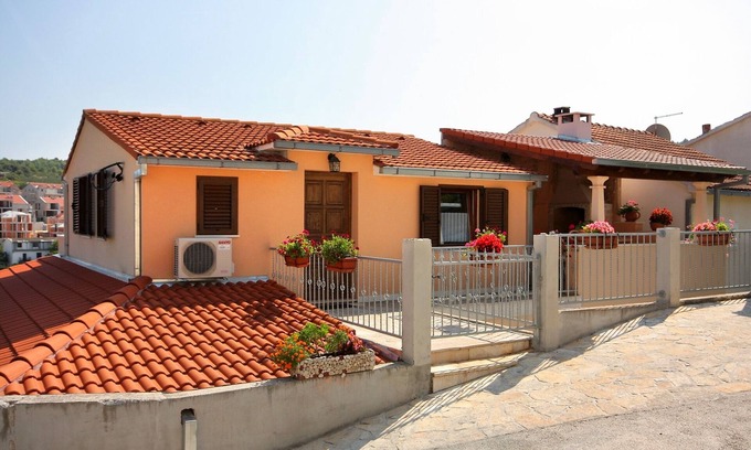 Sutivan Apartment | One bedroom apartment with terrace Sutivan, Brač (A-745-b)
