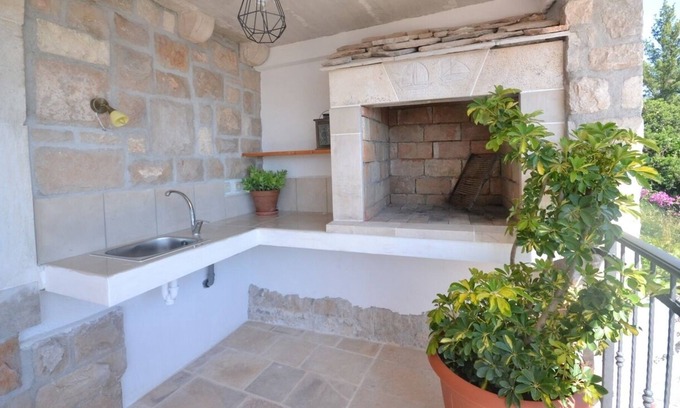 Murvica Apartment | One bedroom apartment with terrace and sea view Murvica, Brač (A-20190-a)