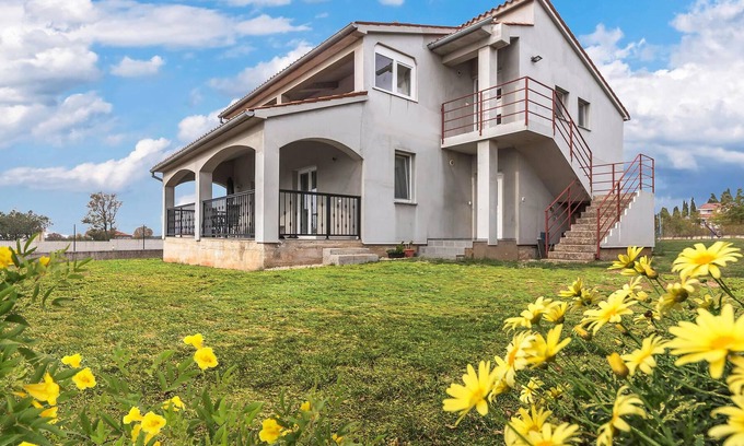 Galizana Apartment | Spacious apartment on the second floor of a family house near Pula.